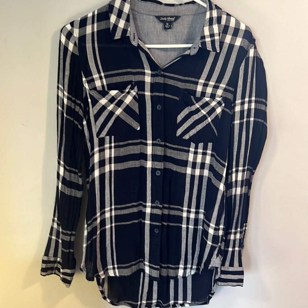 Lucky Brand Button Down. Super Soft and Lightweight sz M